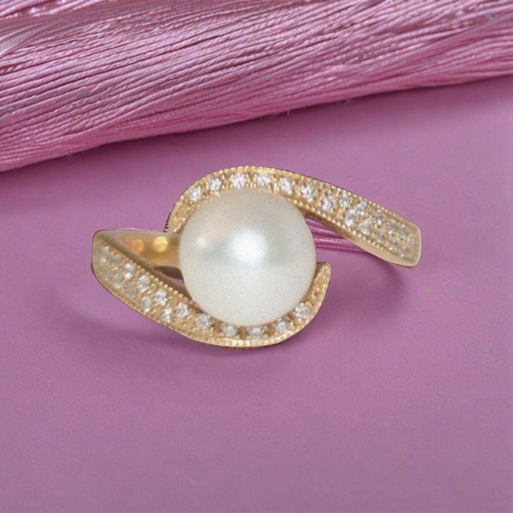 9.5mm Pearl and Diamond Ring 18k Yellow Gold
